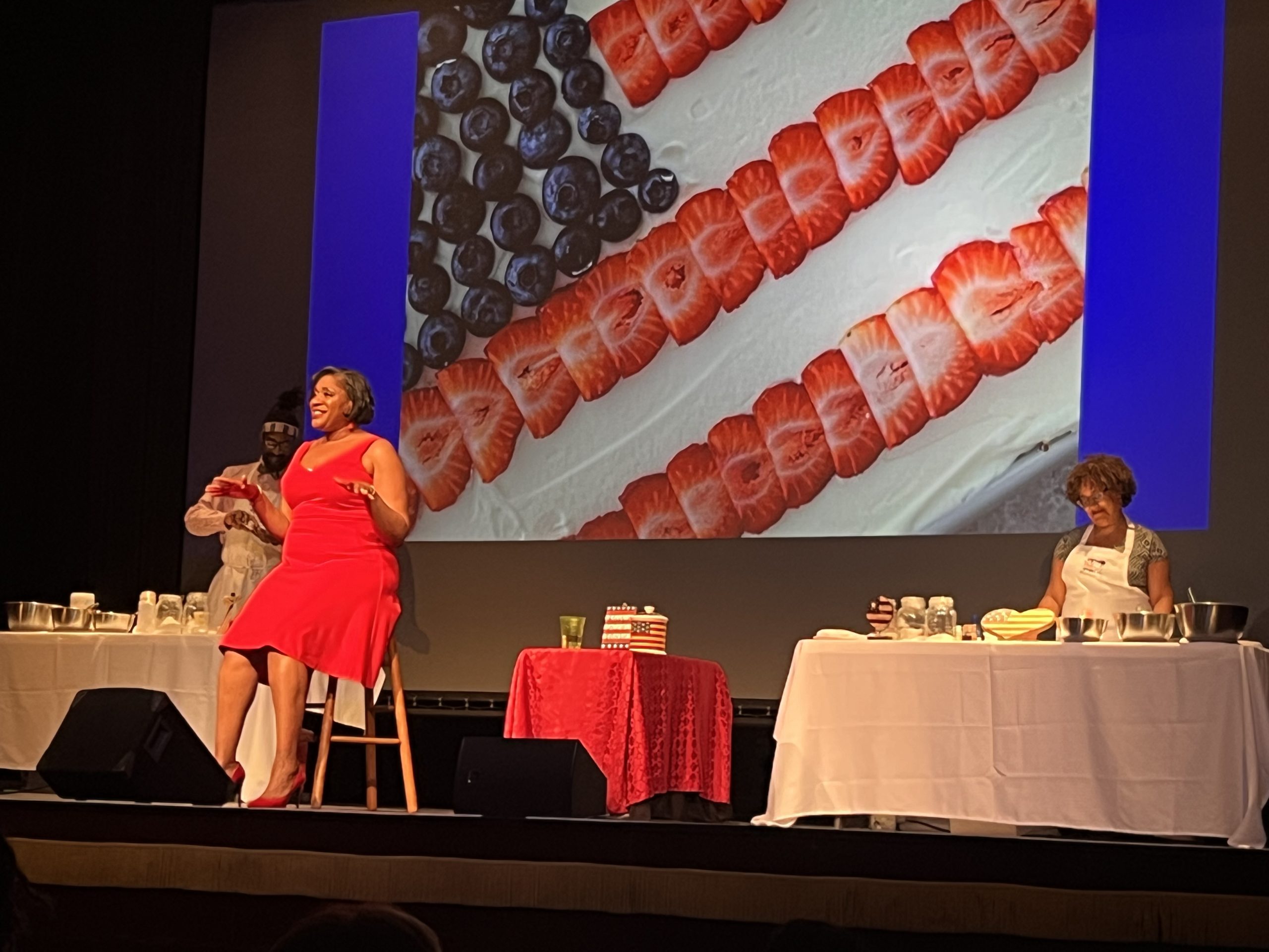 Making a USA theme Cake on screen